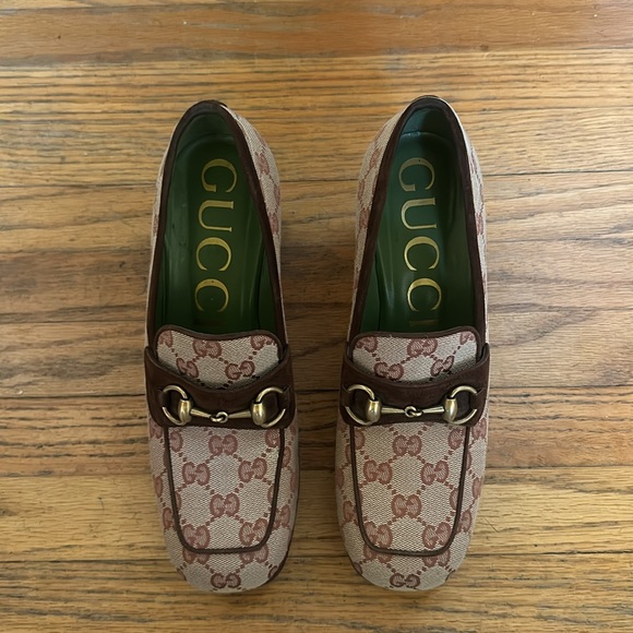 Gucci gg label monogram horse shoe brass platforms with suede bottom heels - Picture 3 of 6